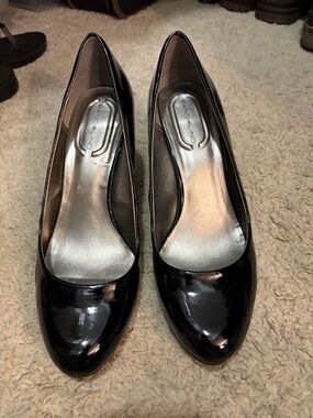 Bandolino Black Patent Leather Mid Heel Pumps